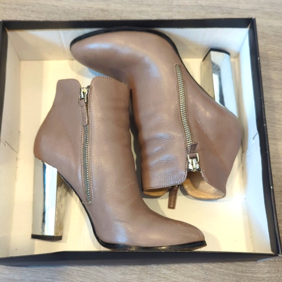 Saks fifth Avenue heeled boots in truffle size 6.5 - Picture 1 of 3